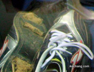 写真:泥のついた栗原健太選手のスパイク