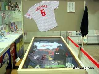 写真:栗原健太選手WBCグッズ展示