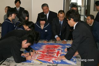 写真:寄せ書きする受験生