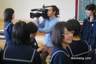 写真:インタビューを受ける受験生