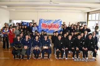 写真:寄せ書き参加者の集合写真