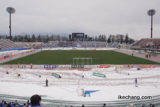 写真：雪が積もるNDソフトスタジアム山形（モンテディオ山形対横浜F・マリノス）