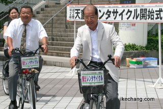 写真:レンタサイクルに乗る山本信治(やまもと・しんじ)天童市長