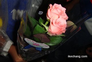 写真：プレゼントされたバラの花（モンテディオ山形vs.名古屋グランパス）