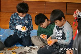 写真：柿の皮をむく子どもたち（干し柿づくり体験）