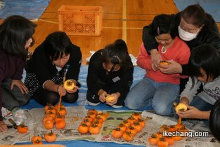 写真：柿の皮をむく子どもたち（干し柿づくり体験）