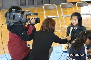写真：テレビインタビューを受ける女の子（干し柿づくり体験）