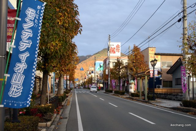 写真：道路の両側にノボリ旗が並びます（モンテディオ山形vs.京都サンガF.C.）