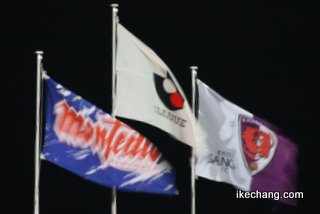 写真：掲揚台の両チームのフラッグ（モンテディオ山形vs.京都サンガF.C.）