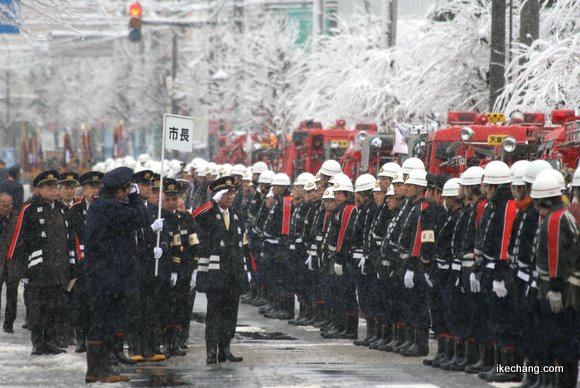 写真:天童市長などの視察(天童市消防出初式)