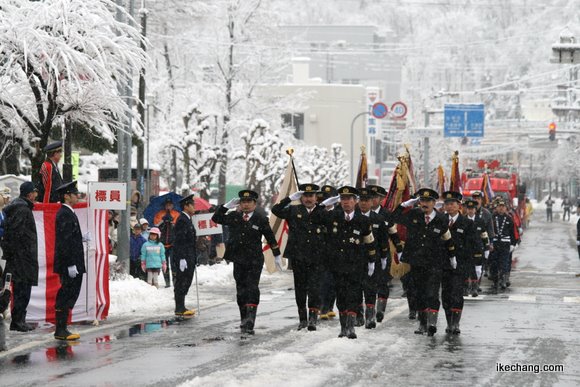 写真:市役所前での観閲式(天童市消防出初式)