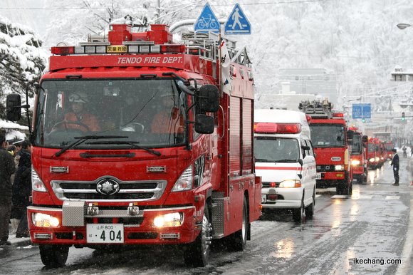 写真:消防車両のパレード(天童市消防出初式)