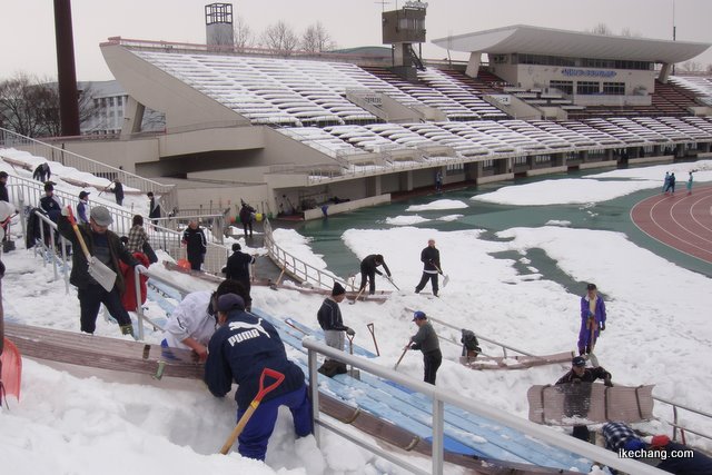 写真：除雪作業をするボランティア（雪かき大作戦2011）