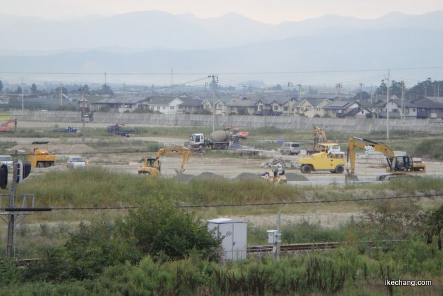 写真：たくさんの工事車両がいる芳賀地区