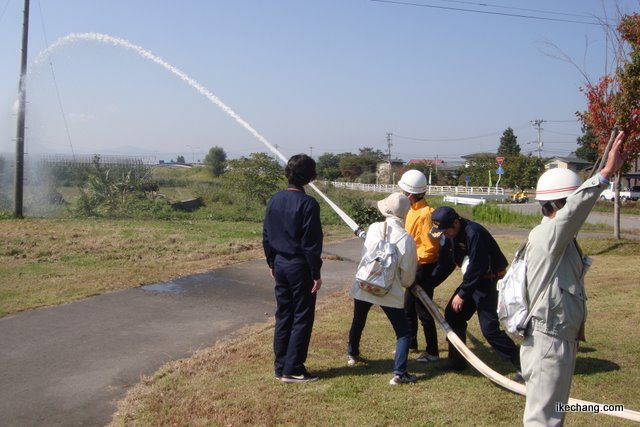 画像：寺津自主防災会の放水訓練