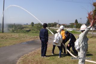 写真：寺津自主防災会の放水訓練