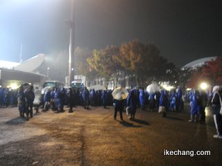 写真：選手バスの前に集まるサポーター（モンテディオ山形×アビスパ福岡）