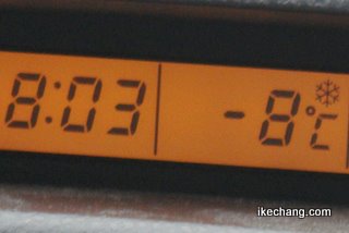 写真：マイナス8度を示す車載温度計