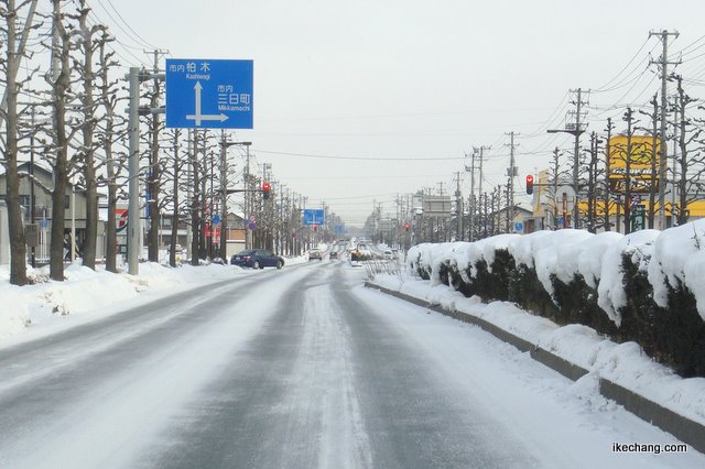 写真：凍結した路面（天童市駅西）