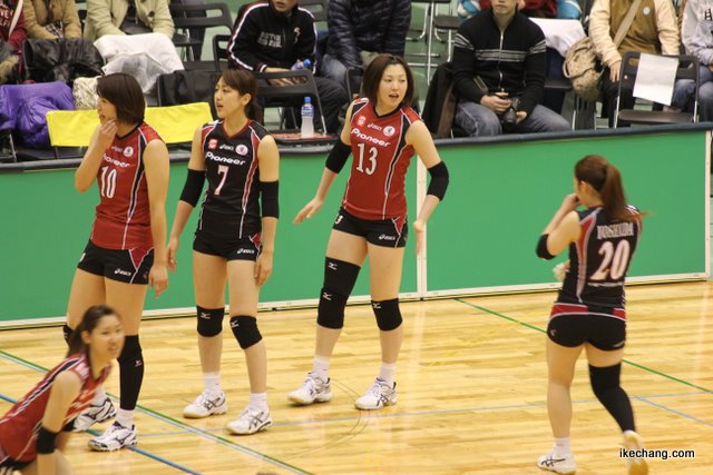 写真:公式練習中のパイオニアの選手たち2(パイオニア×NEC)