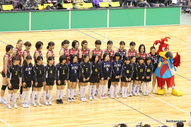 写真:エスコートキッズと記念撮影するパイオニアの選手(パイオニア×NEC)