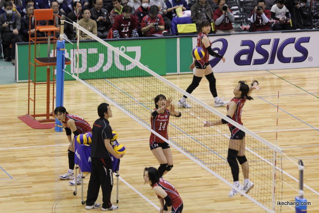 写真:富永こよみ選手と渡邉和香里選手(パイオニア×NEC)