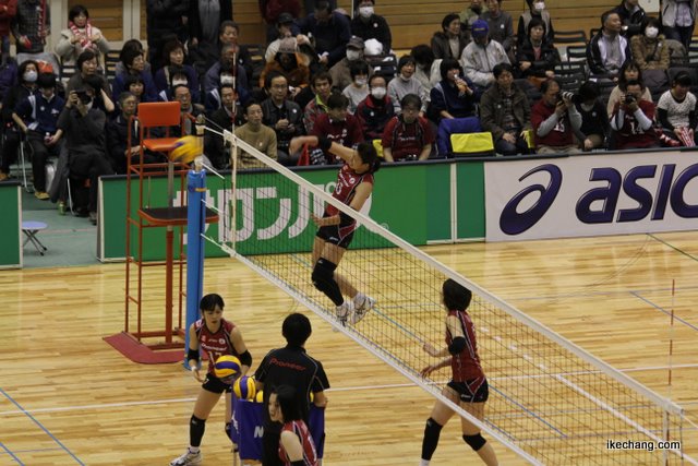 写真:アタックを練習する浅津ゆうこ選手(パイオニア×NEC)