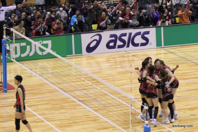 写真:勝利を決め抱き合うパイオニアの選手たち(パイオニア×NEC)