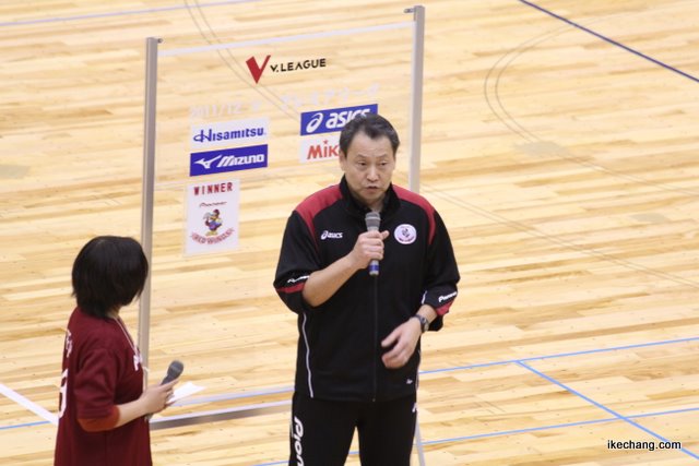 写真:勝利者インタビューの宮下直樹監督(パイオニア×NEC)