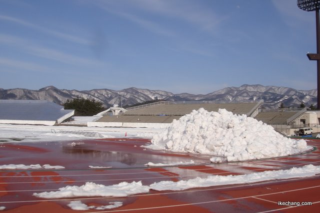 写真：雪山ができたフィールド（NDスタの除雪作業）