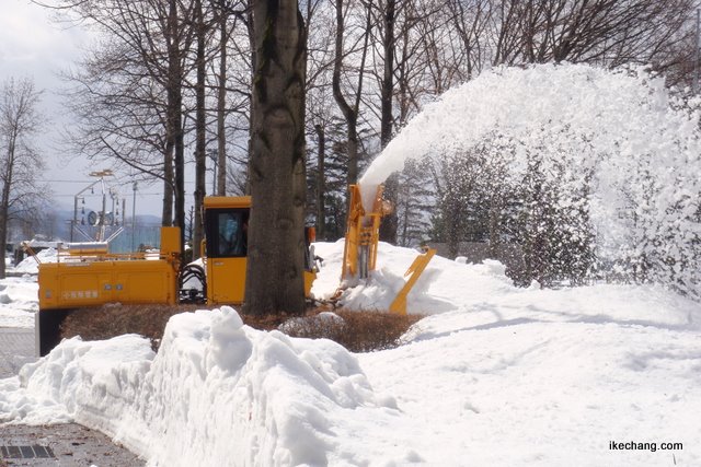 写真：小型除雪車による除雪作業（NDスタの除雪作業）