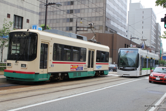 写真：市街地を走る路面電車（カターレ富山×モンテディオ山形）