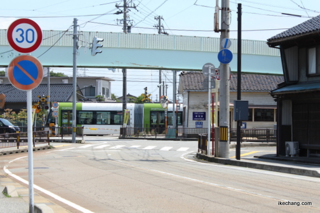 写真：東岩瀬駅前の踏切とライトレール（カターレ富山×モンテディオ山形）