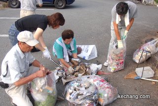 写真：「心美しい日」で集めたゴミを分別（寺津地域づくり委員会）
