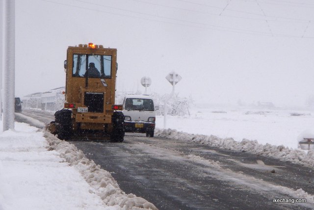 写真：車道を進む除雪車