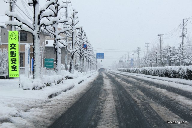 写真：雪が積もった天童駅西の道路
