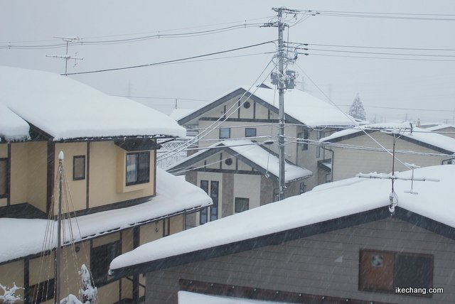 写真：雪が積もった家々