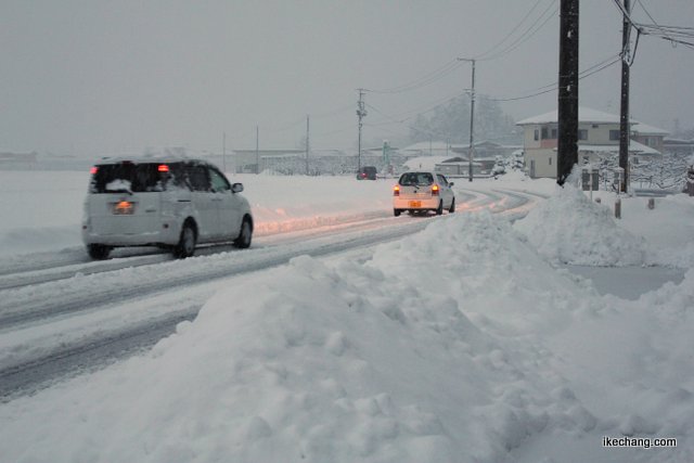 写真：雪道を行く自動車