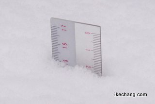 写真：積雪15センチを示す定規