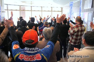 写真：応援コールをする長岡モンテディオサポーターズクラブの参加者たち