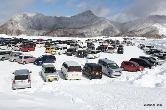 写真：車でいっぱいの駐車場（天童高原スノーパークフェスタ）
