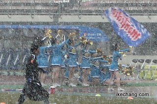 写真：雪のなか演技する「B☆SPARKY」（モンテディオ山形×横浜FC）
