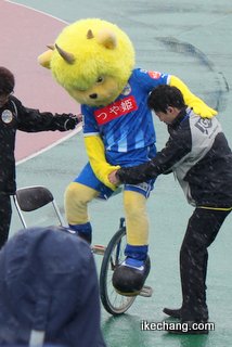 写真：一輪車に乗るディーオ1（モンテディオ山形×横浜FC）