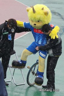 写真：一輪車に乗るディーオ2（モンテディオ山形×横浜FC）