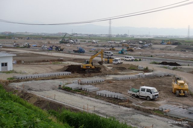 写真：道路工事が進む天童芳賀タウン（天童市芳賀土地区画整理事業）(H25.07.01)