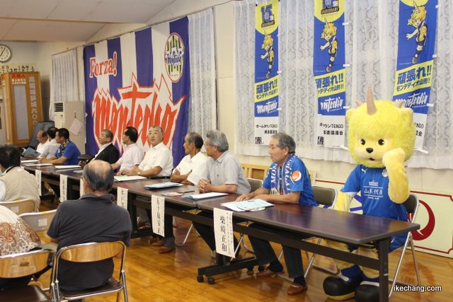 写真:来賓とディーオ(高擶モンテ応援隊発会式)