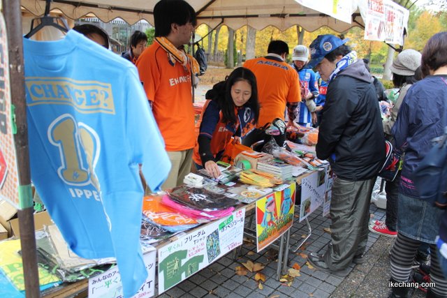 写真：愛媛FCのグッズ販売コーナー（モンテディオ山形×愛媛FC）