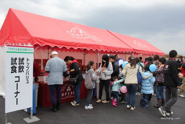 写真：トップバリュ商品の試飲試食コーナー（イオンモール天童植樹祭）