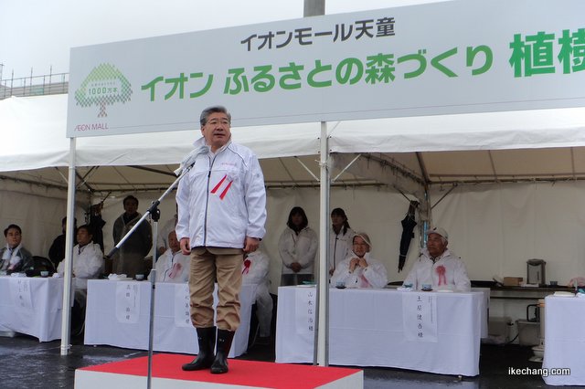 写真：挨拶する岡崎双一代表取締役社長（イオンモール天童植樹祭）