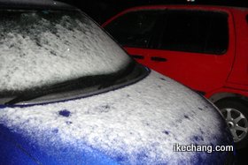 写真：車に積もった雪